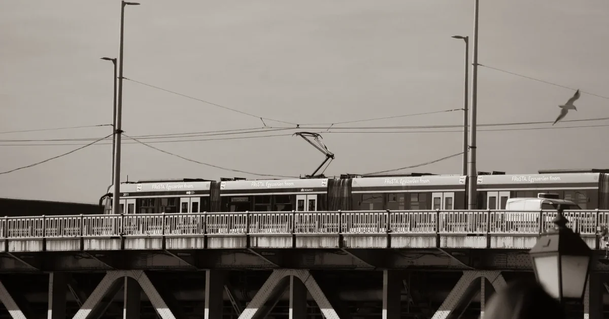 tram on the Petőfi bridge